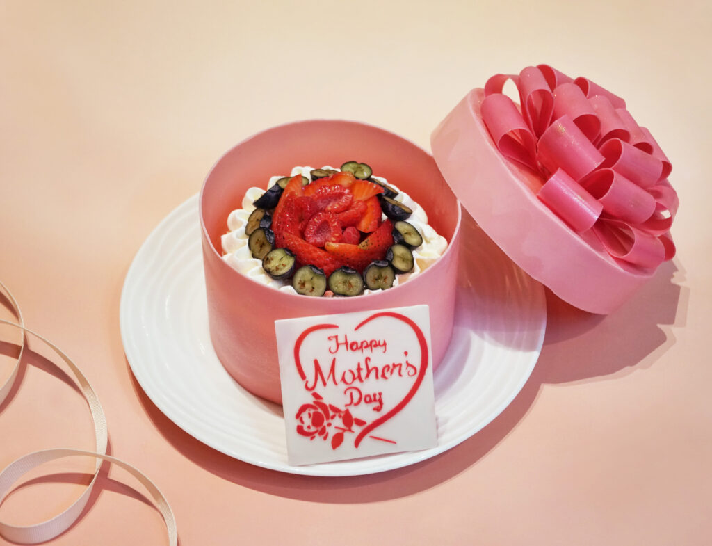 Berry Vanilla Gift Cake